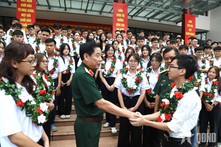 Tuyên dương 135 học sinh tiêu biểu, xuất sắc là con cán bộ, nhân viên trong Quân đội 